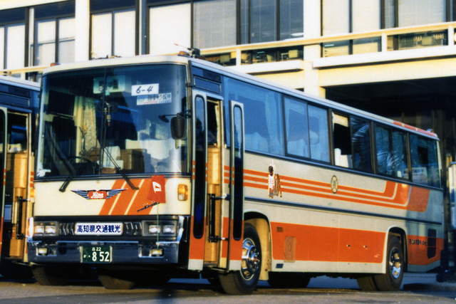 22 852