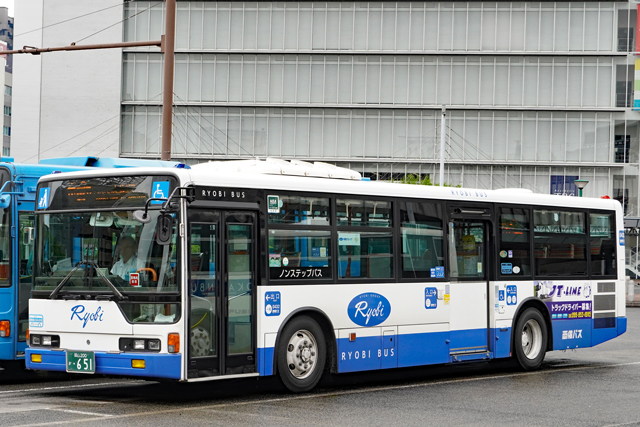 R200 651