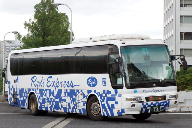R200 741