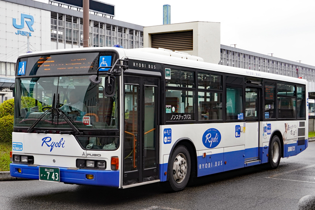 R200 743