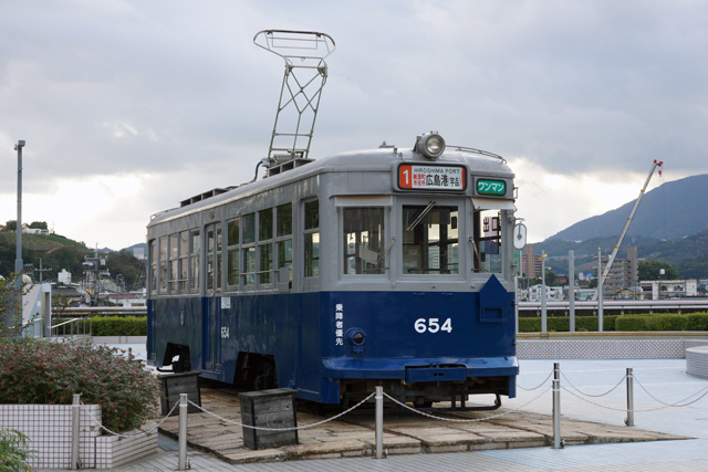 ６５４号　パンタグラフを立ててあります