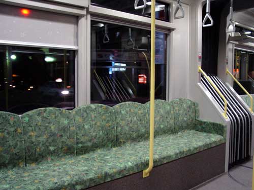 中間車両の椅子