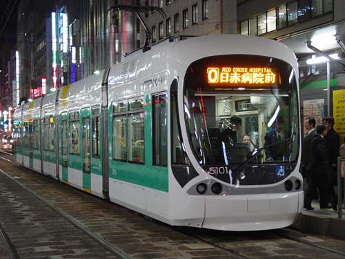 紙屋町東電停に停車中のGREEN MOVER max