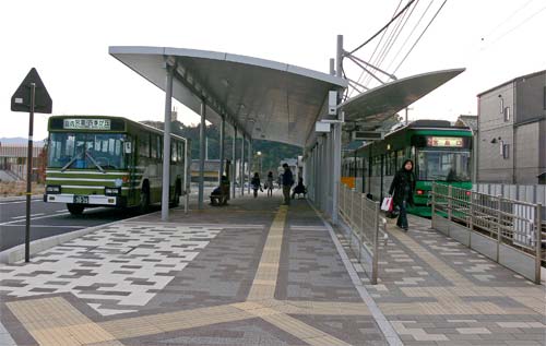 電車を降りたらすぐにバスに乗れます