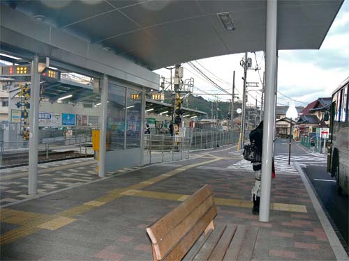 電車が接近しているので発車を待っているバス