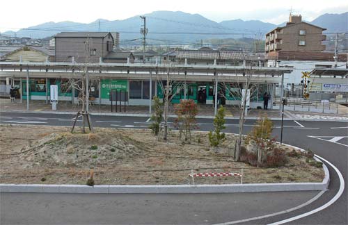 廿日市市役所前は電亭とバスロータリーが併設されている