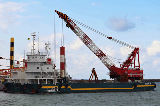 300明力(台船)+第五なぎ(押し) 右舷