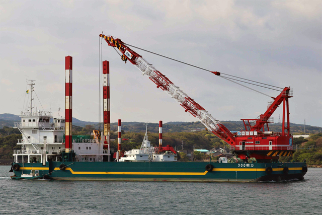 300明力(台船)+第五なぎ(押し) 右舷前