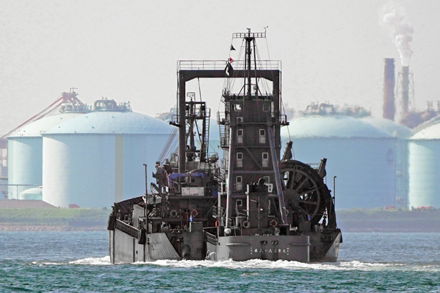 第八十八金栄丸（台船＋押船）　船尾