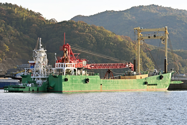 みやひでG7(台船)+第八宮秀丸(押船) 右舷後