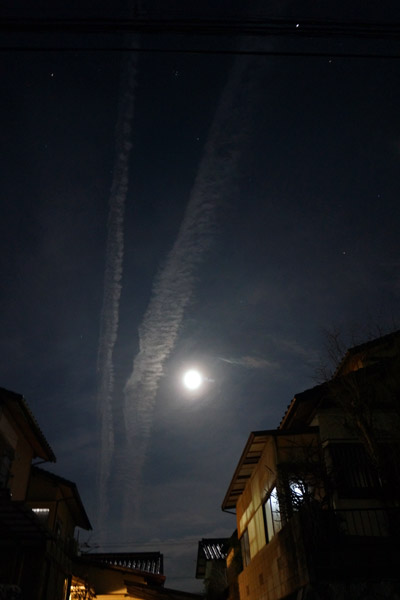 深夜の飛行機雲