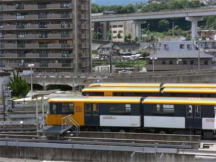 屋外広場から見える車両基地